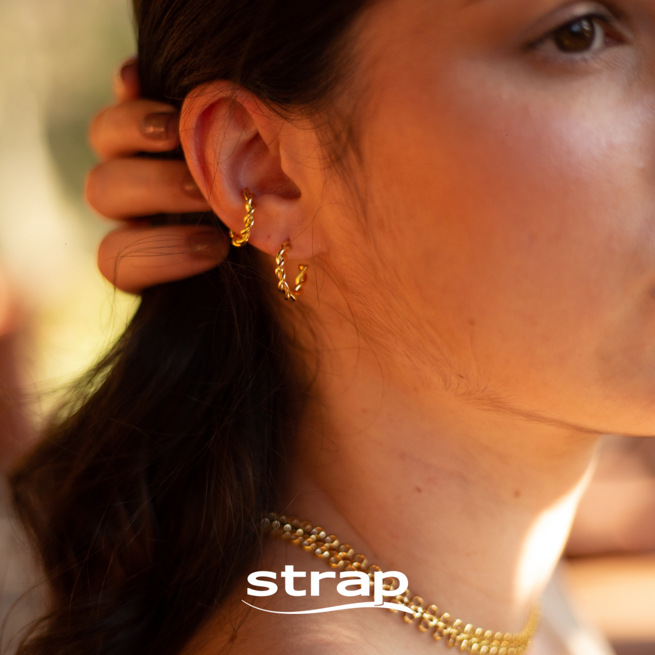 BRINCO DE ARGOLA TORCIDA PEQUENA FOLHEADO A OURO 18K