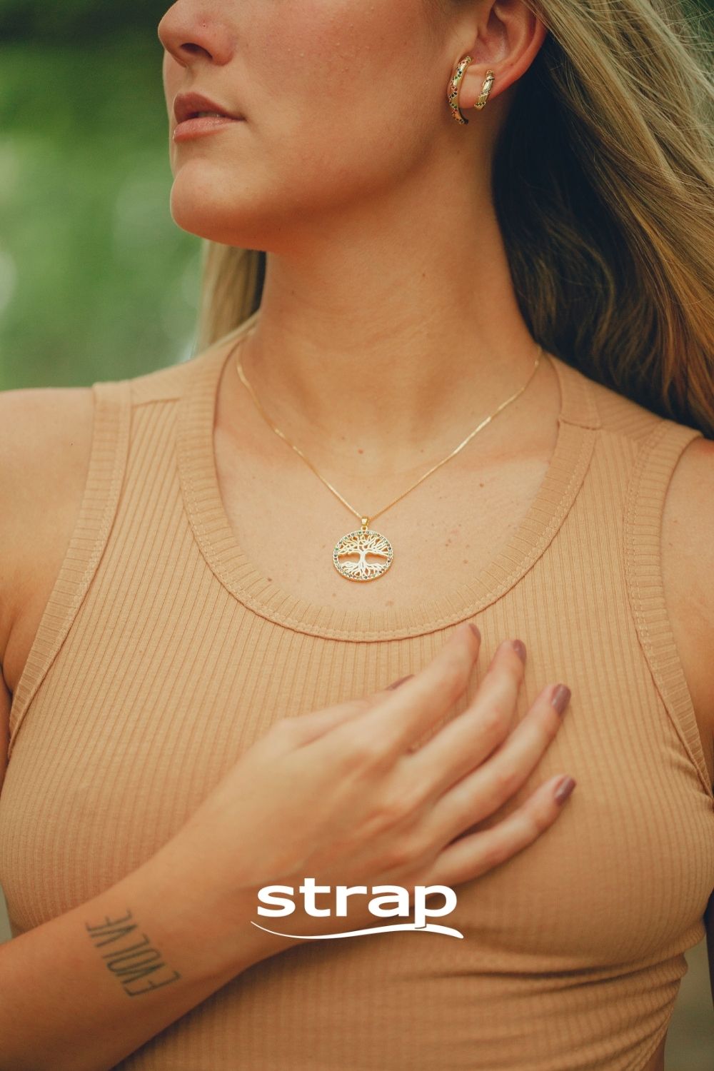 COLAR ARVORE DA VIDA CRAVEJADO DE ZIRCONIAS COLORIDAS NAS BORDAS FOLHEADO A OURO 18K