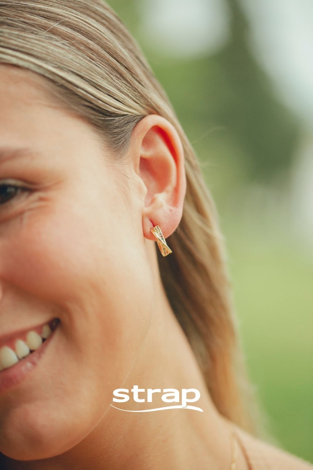 BRINCO DE ARGOLA DE TARRAXA CRAVEJADA DE ZIRCONIAS COLORIDAS FOLHEADO A OURO 18K