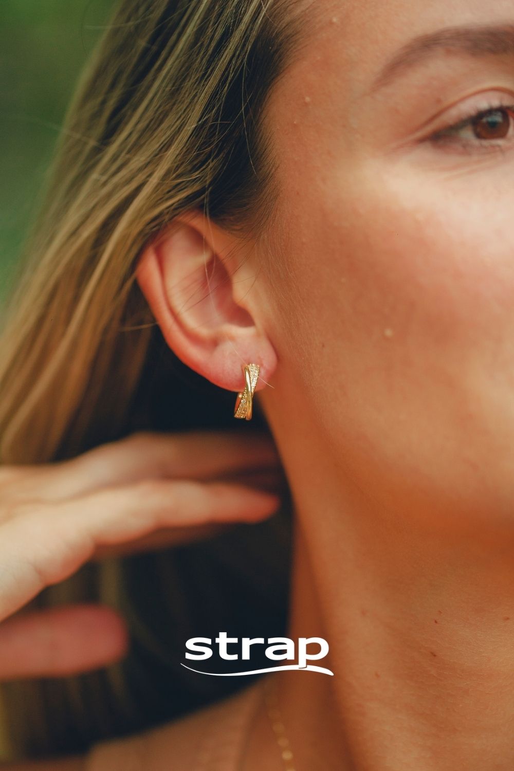 BRINCO DE ARGOLA DE TARRAXA CRAVEJADA DE ZIRCONIAS CRISTAIS FOLHEADO A OURO 18K