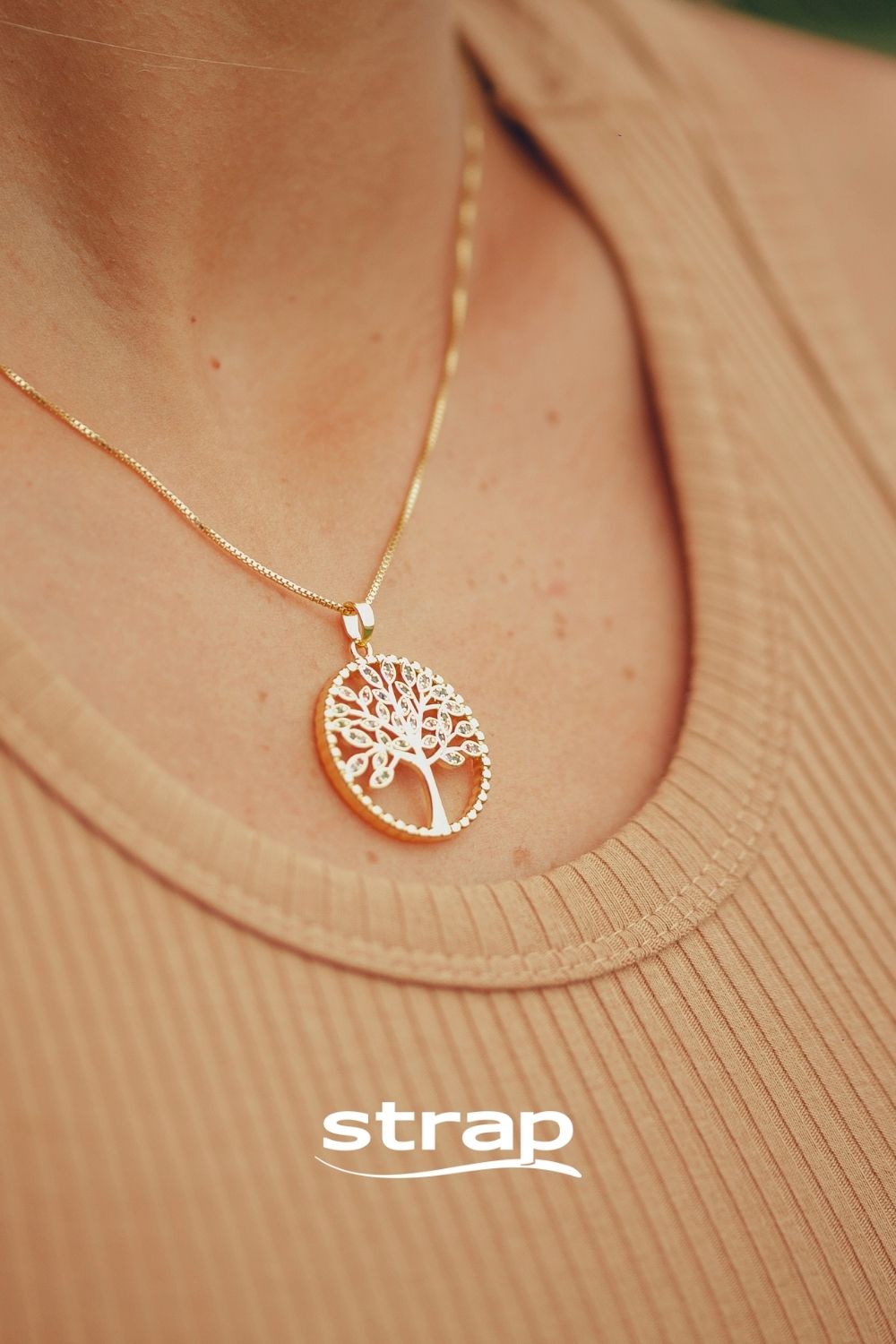 COLAR ARVORE DA VIDA REDONDO CRAVEJADO DE ZIRCONIAS COLORIDAS FOLHEADO A OURO 18K