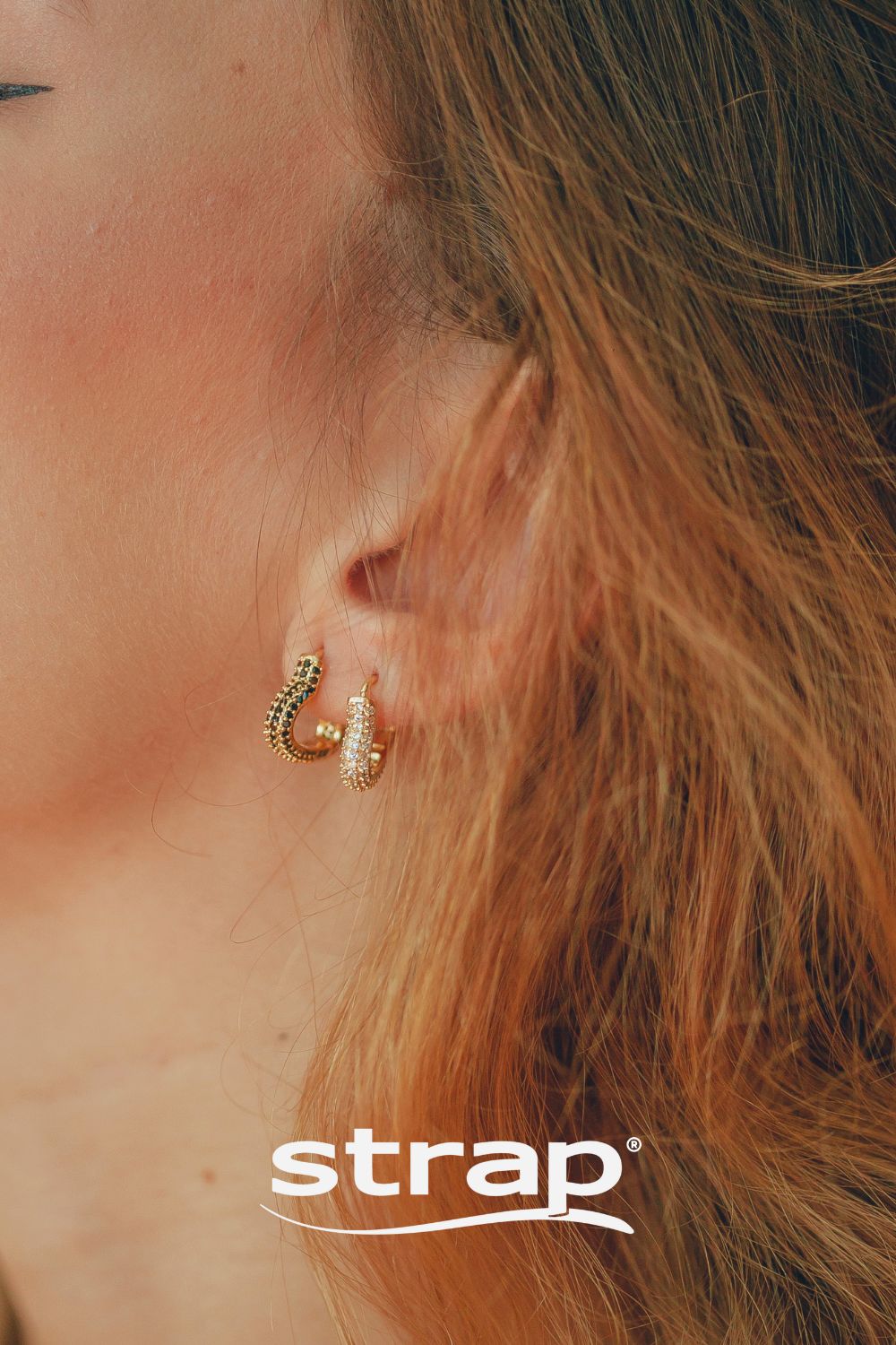 BRINCO DE ARGOLA DE CORAÇÃO CRAVEJADA DE ZIRCONIAS CRISTAIS FOLHEADO A OURO 18K
