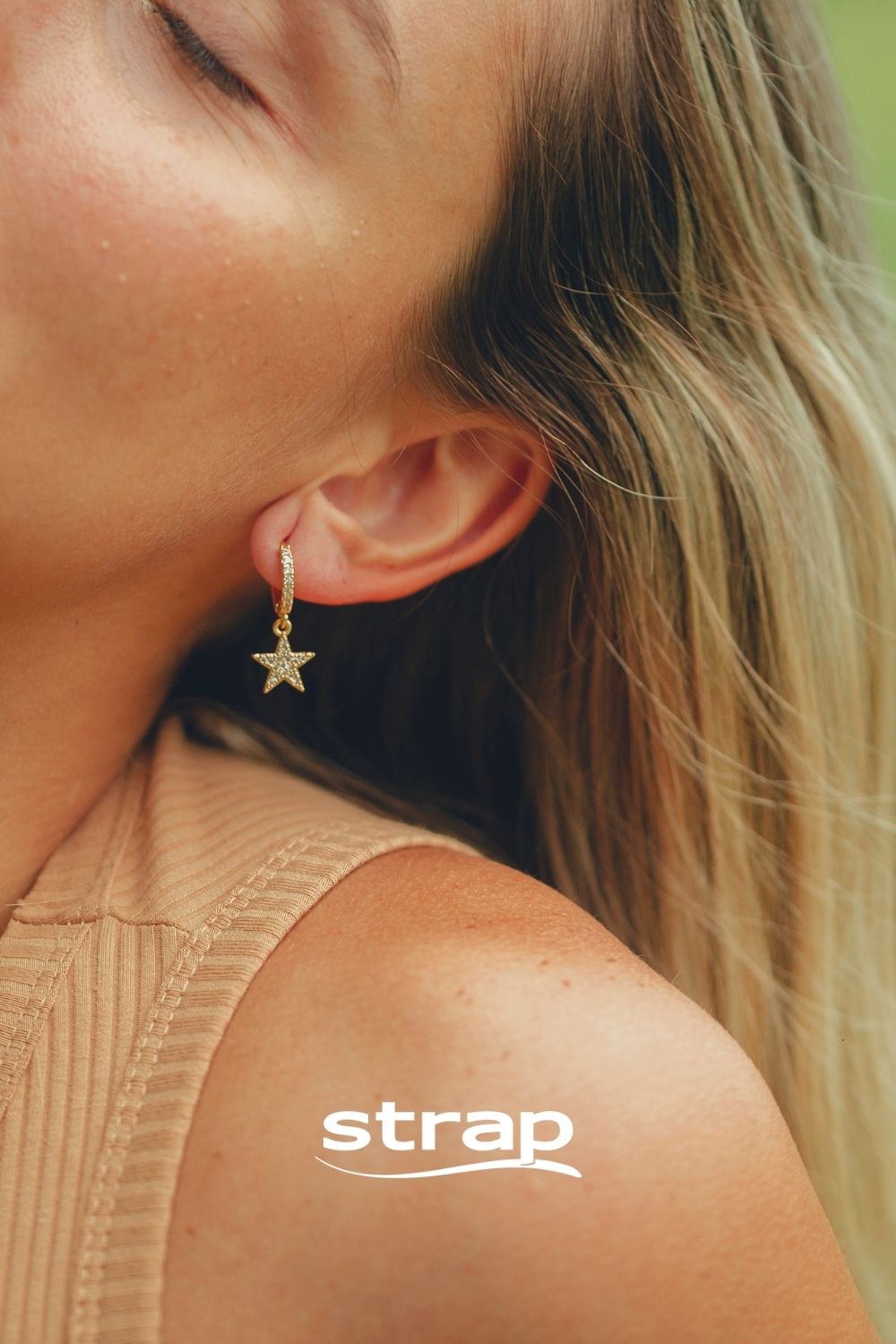 BRINCO DE ARGOLA CREVEJADA DE ZIRCONIAS CRISTAIS COM PINGENTE DE ESTRELA FOLHEADO A OURO 18K