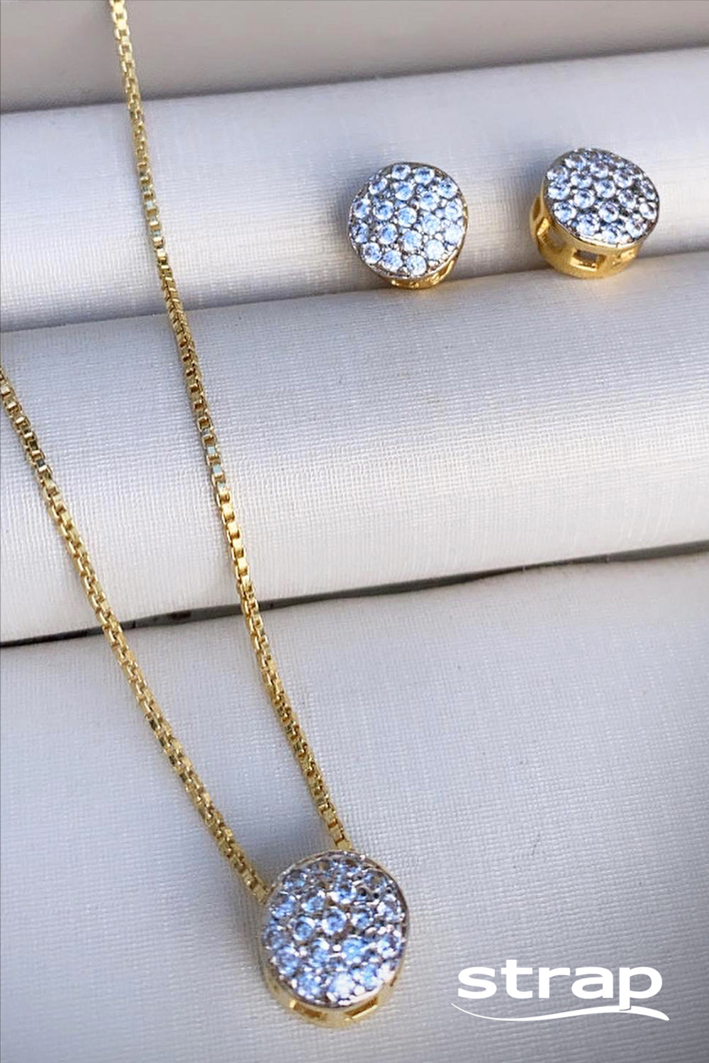 CONJUNTO DE BRINCOS E COLAR CRAVEJADOS COM ZIRCONIAS CRISTAIS FOLHEADO A OURO 18K