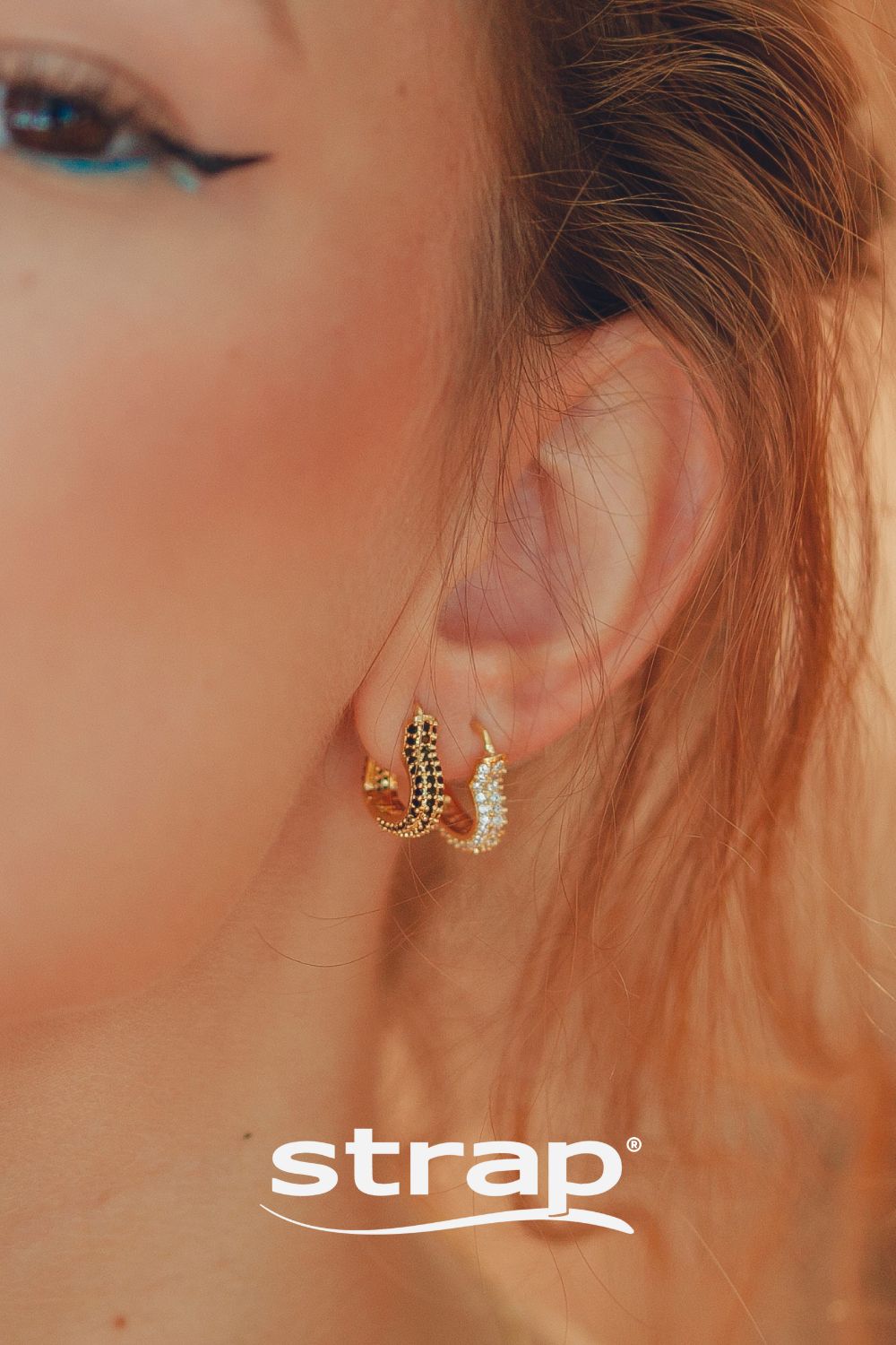 BRINCO DE ARGOLA DE CORAÇÃO CRAVEJADA DE ZIRCONIAS PRETAS FOLHEADO A OURO 18K