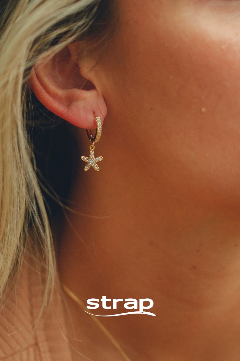 BRINCO DE ARGOLA CREVEJADA DE ZIRCONIAS CRISTAIS COM PINGENTE DE ESTRELA DO MAR FOLHEADO A OURO 18K