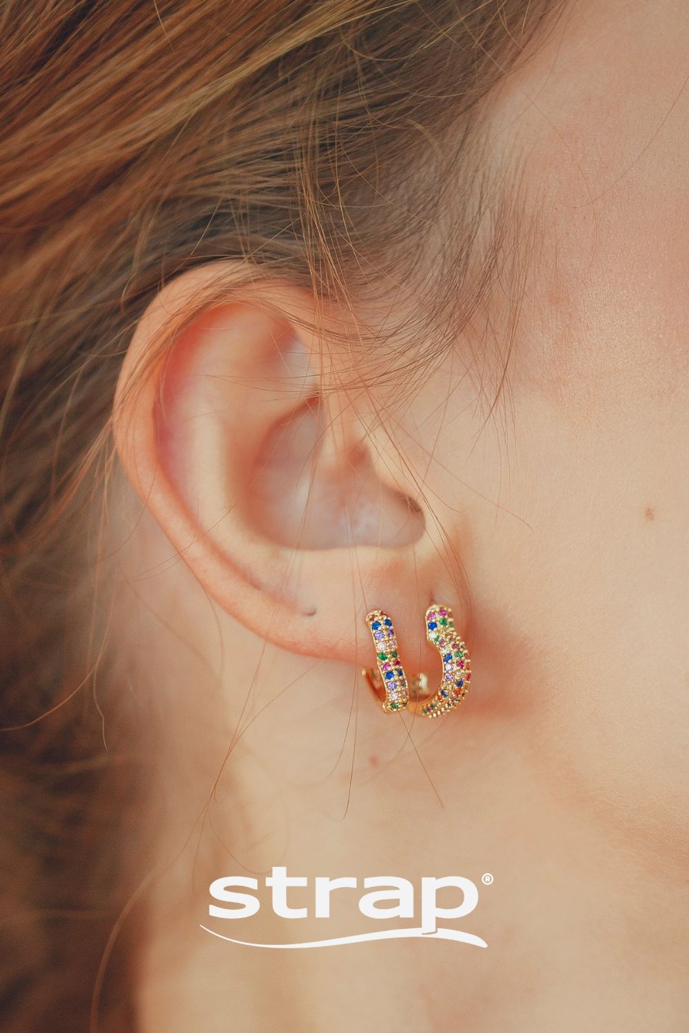 BRINCO DE ARGOLA DE CORAÇÃO PEQUENO COM ZIRCONIAS COLORIDAS FOLHEADO A OURO 18K