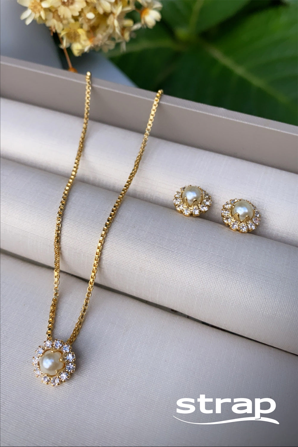 CONJUNTO DE BRINCOS E COLAR DE PEROLAS FOLHEADO A OURO 18K