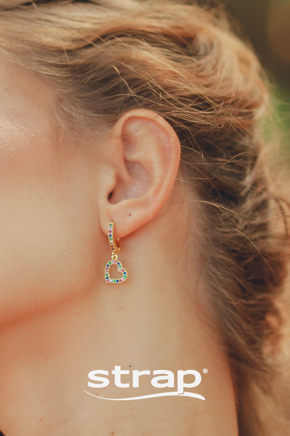 BRINCO DE ARGOLA COM PINGENTE DE CORAÇÃO CRAVEJADO DE ZIRCONIAS COLORIDAS FOLHEADO A OURO 18K