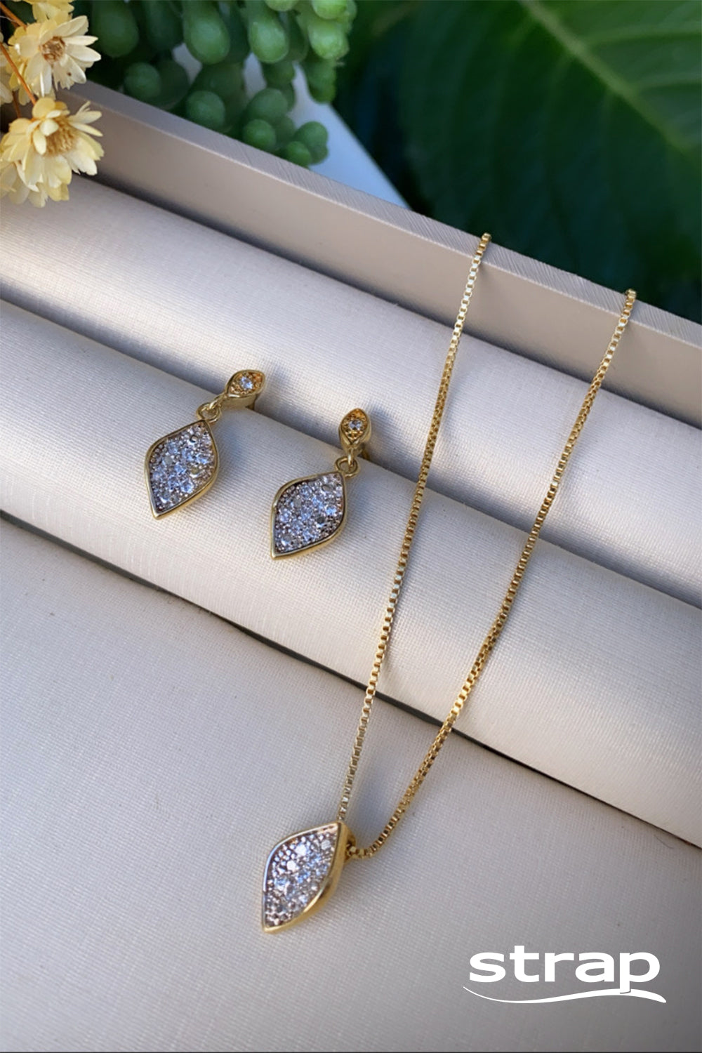 CONJUNTO DE BRINCOS E COLAR CRAVEJADOS COM ZIRCONIAS EM GOTA FOLHEADO A OURO 18K