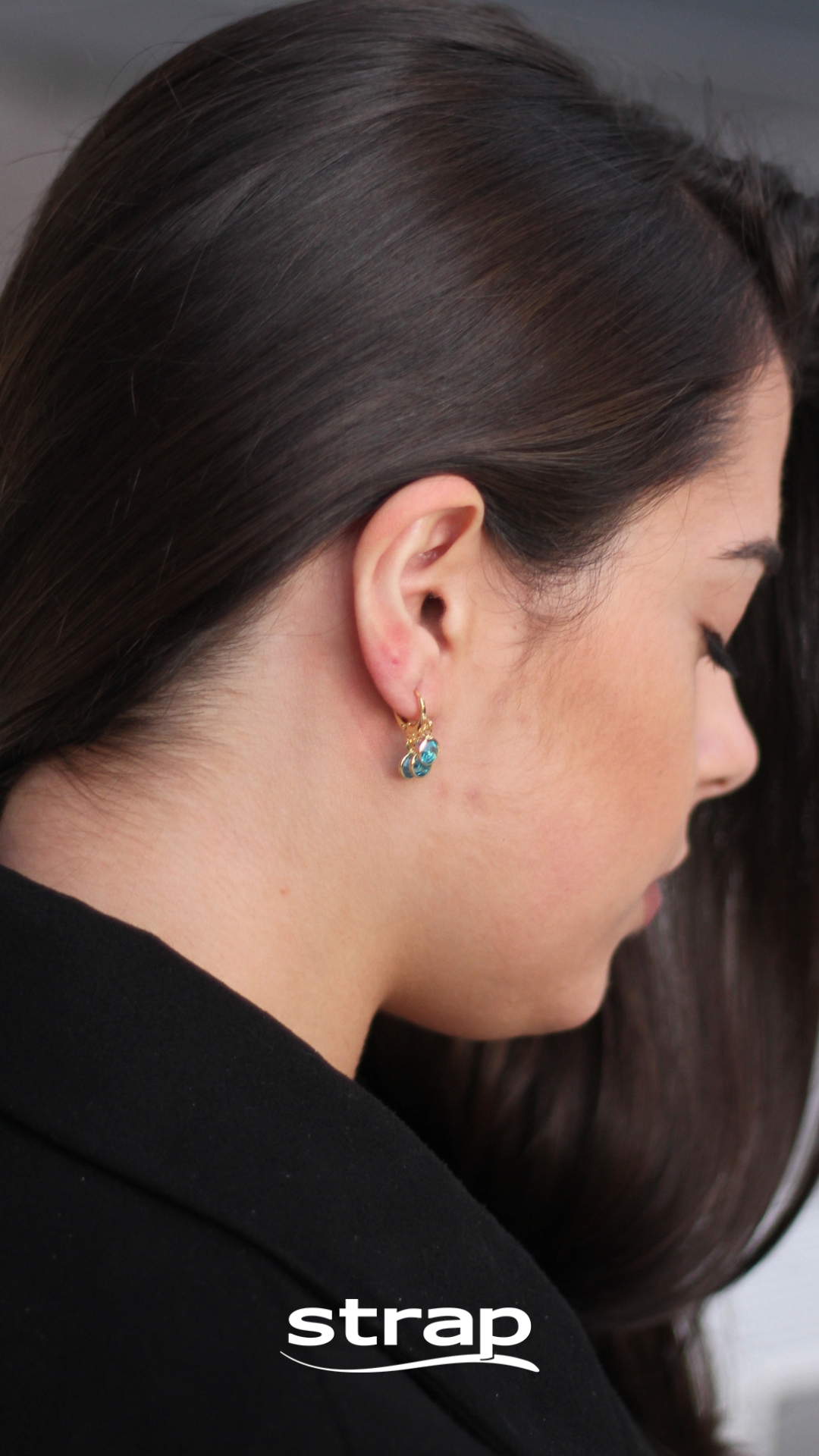 BRINCO ARGOLA COM TRES CRISTAIS AZUL CLARO FOLHEADO A OURO 18K
