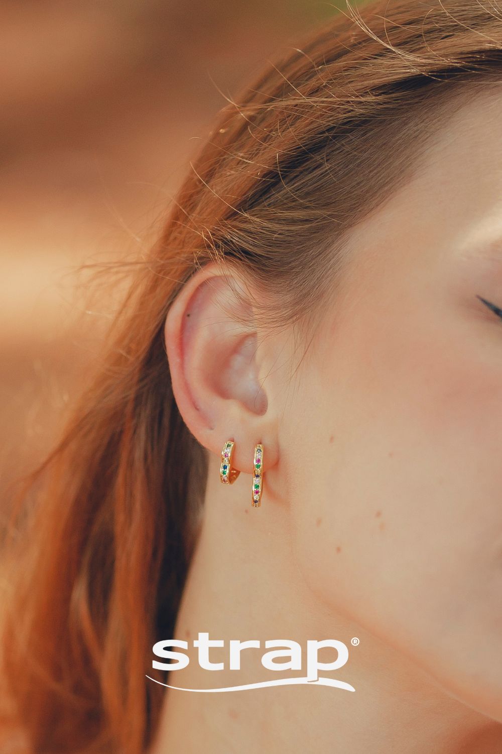 BRINCO DE ARGOLA FINA E CORAÇÃO GRANDE CRAVEJADA DE ZIRCONIAS COLORIDAS FOLHEADO A OURO 18K