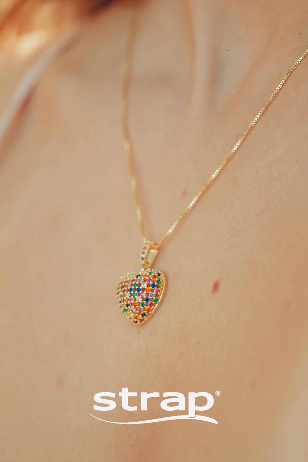 COLAR COM PINGENTE DE CORAÇÃO ABAULADO CRAVEJADO DE ZIRCONIAS COLORIDAS FOLHEADO A OURO 18K