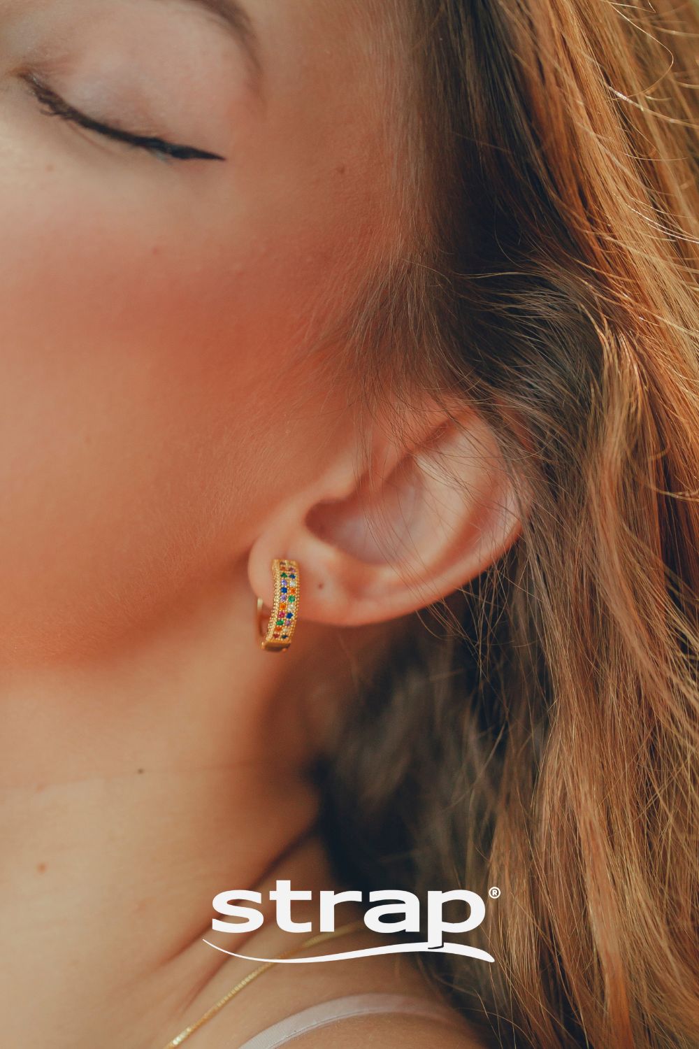 BRINCO DE ARGOLA LARGA CRAVEJADA DE ZIRCONIAS COLORIDAS FOLHEADO A OURO 18K