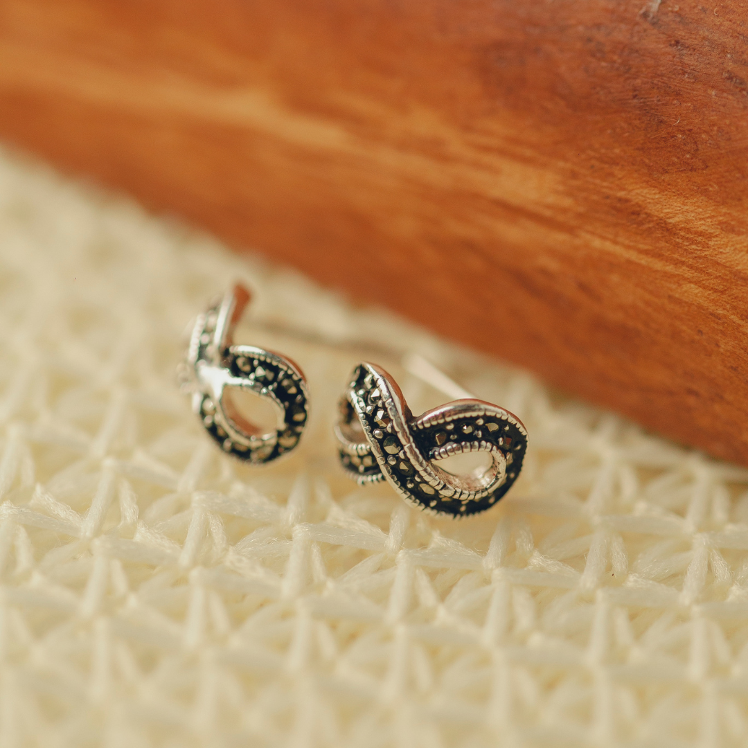 BRINCO DE PRATA 925 ENVELHECIDA INFINITO COM MARCASSITA