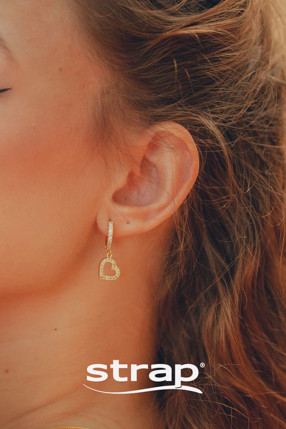 BRINCO DE ARGOLA COM PINGENTE DE CORAÇÃO CRAVEJADO DE ZIRCONIAS CRISTAIS FOLHEADO A OURO 18K