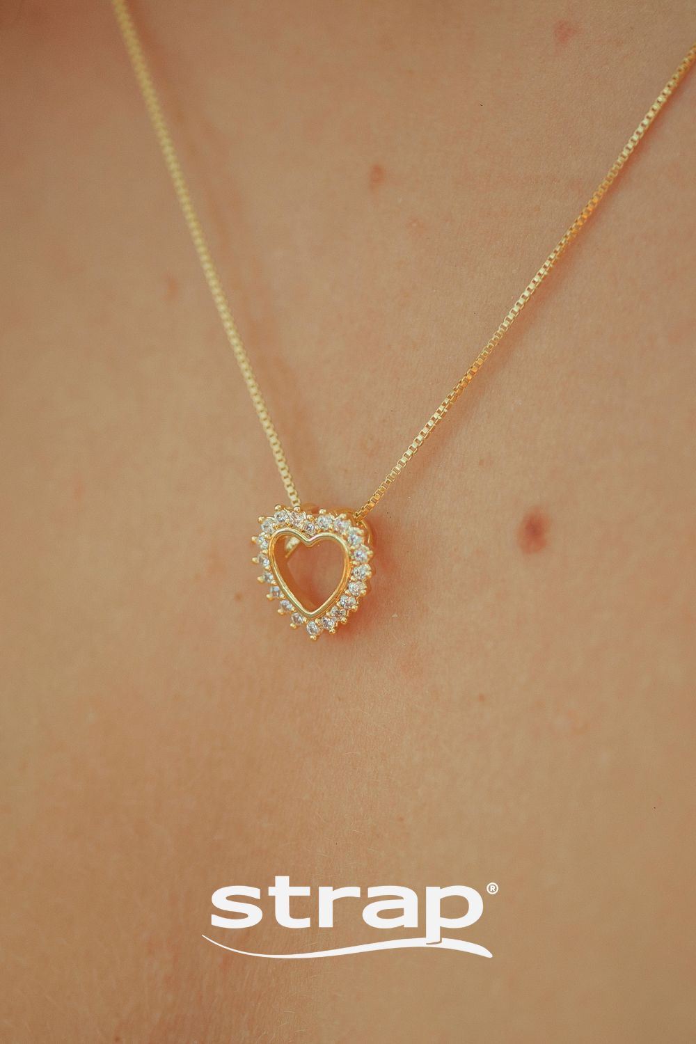 COLAR COM MINI PINGENTE DE CORAÇÃO VAZADO CRAVEJADO DE ZIRCONIAS CRISTAIS FOLHEADO A OURO 18K
