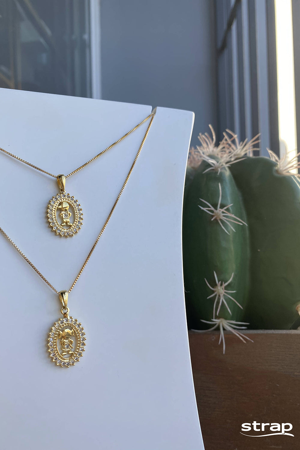 COLAR MANDALA OVAL MENINO FOLHEADO A OURO 18K