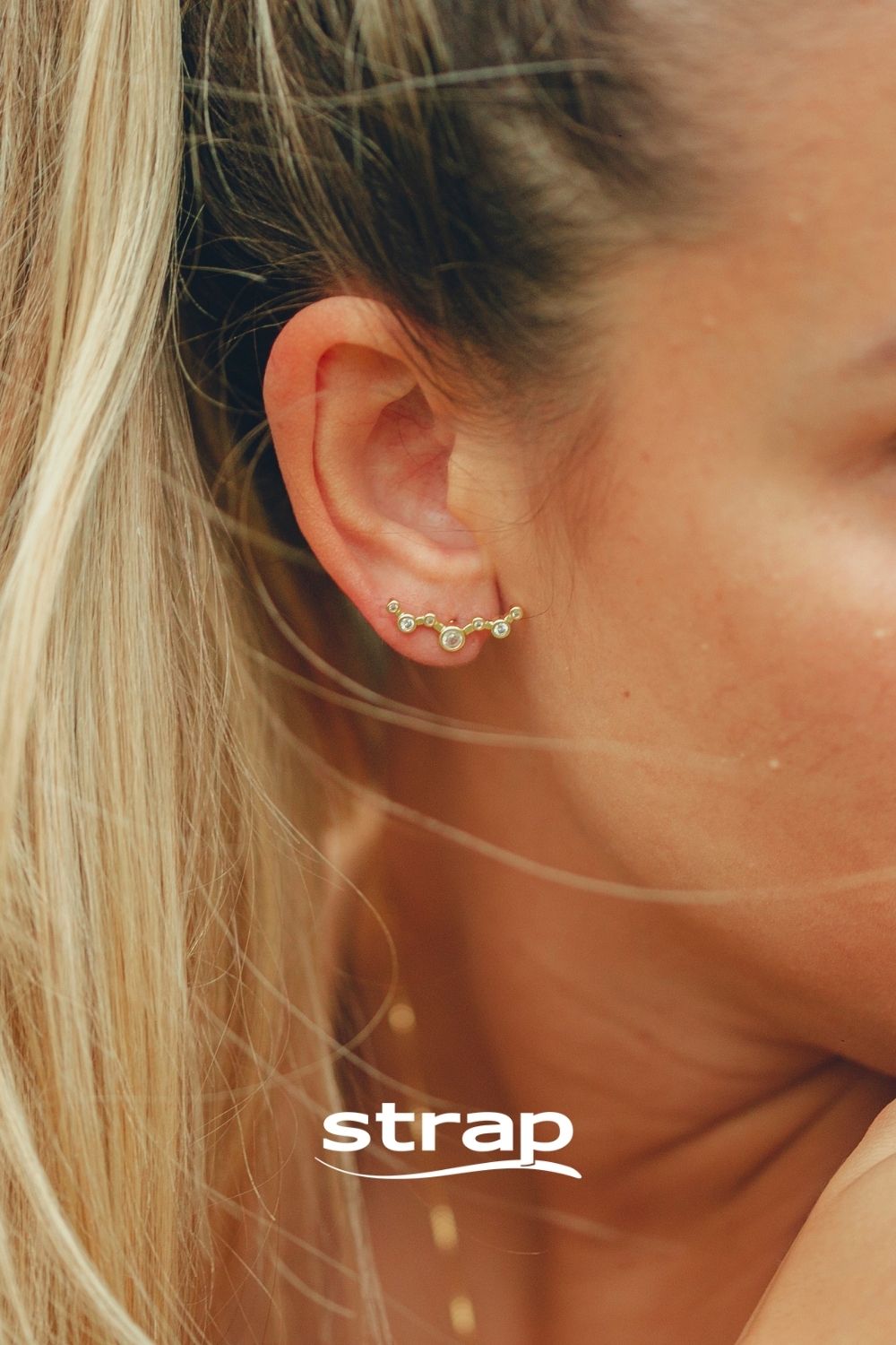 BRINCO EAR CUFF DE PEDRAS CRISTAIS FOLHEADO A OURO 18K