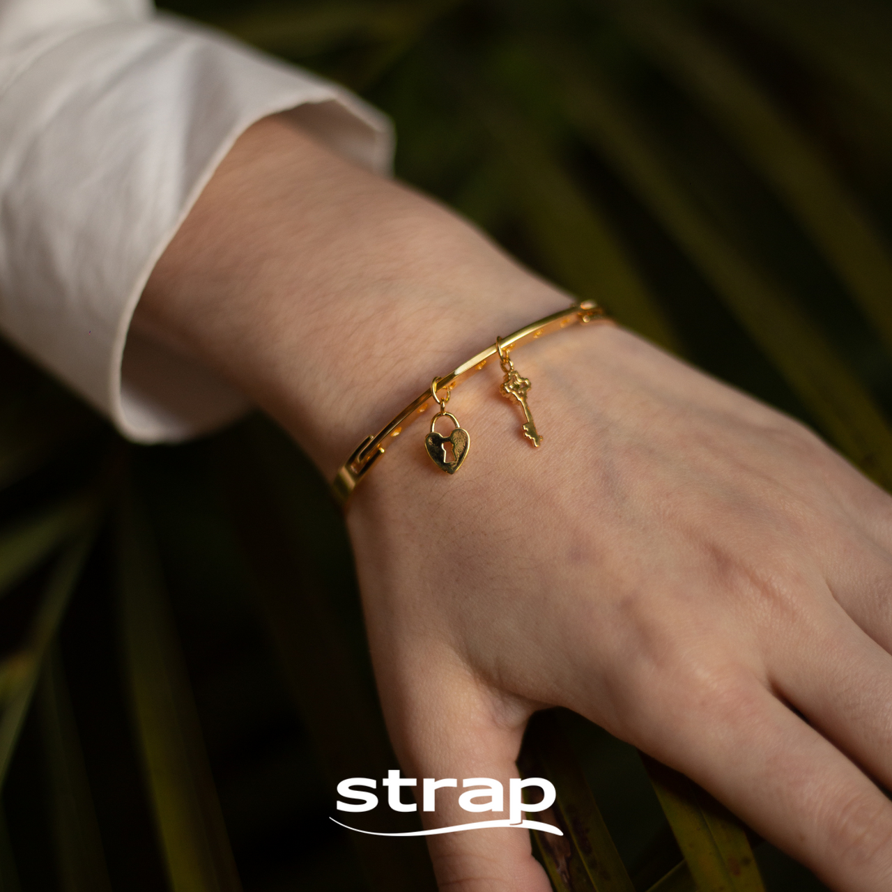BRACELETE ARO RIGIDO COM PINGENTE DE CHAVE E CORAÇÃO FOLHEADO A OURO 18K