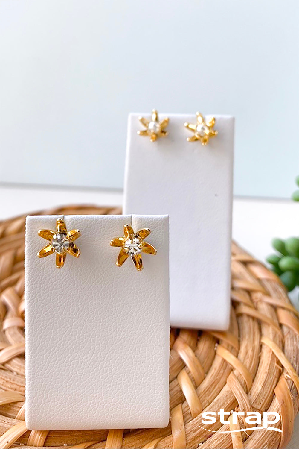 BRINCO MINI FLOR COM ZIRCÔNIA FOLHEADO A OURO 18K