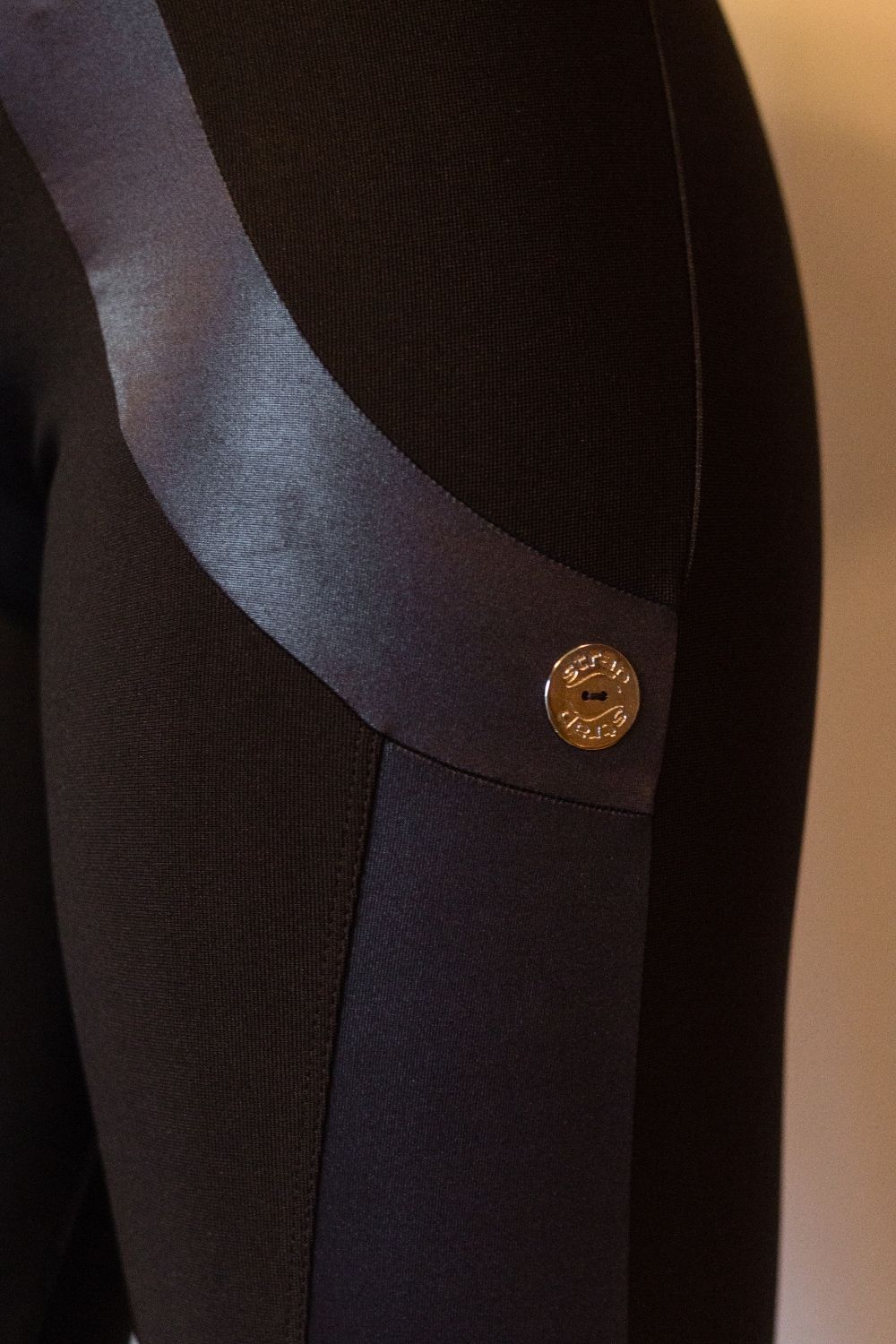 LEGGING MONTARIA E DETALHE EM CIRRÊ COM BOTÕES