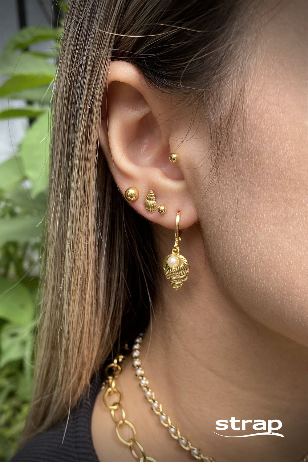 BRINCO DE ARGOLA FECHADA COM CONCHA E PÉROLA FOLHEADO A OURO 18K