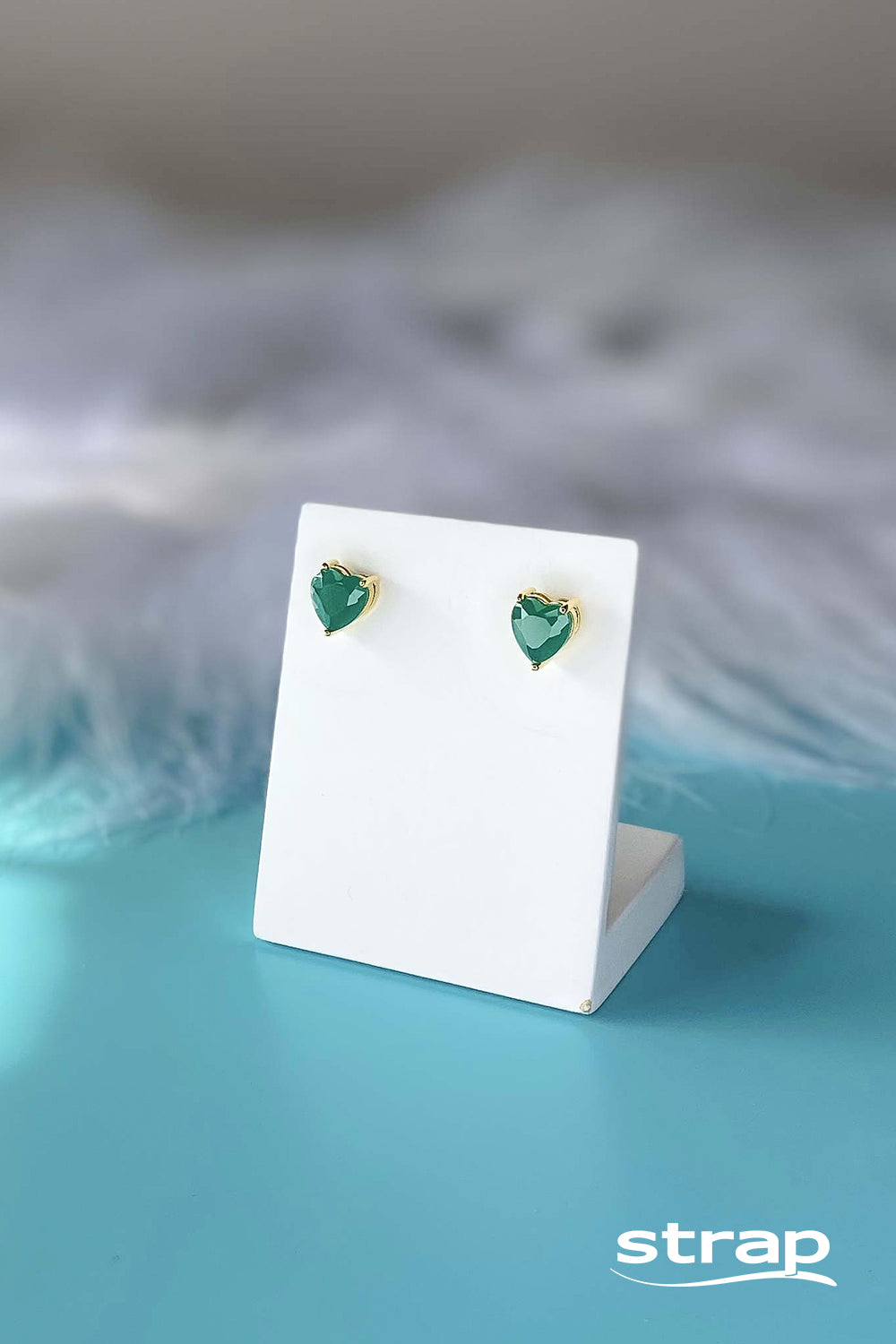 BRINCO CORAÇÃO PEDRA VERDE FOLHEADO A OURO 18K