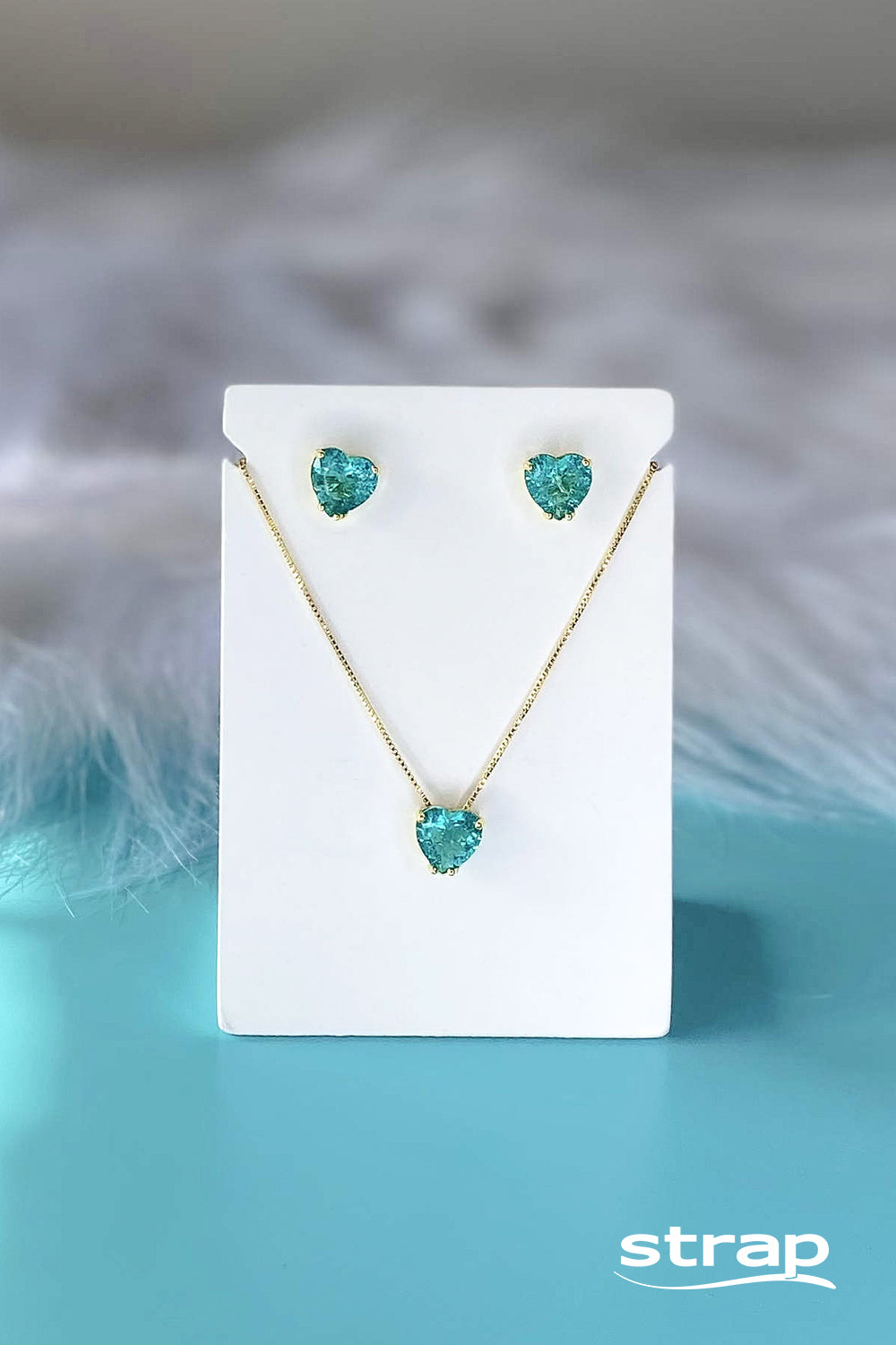 BRINCO CORAÇÃO PEDRA VERDE  CLARO FOLHEADO A OURO 18K