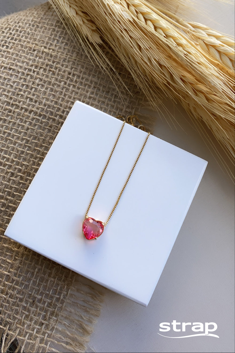 COLAR PEDRA CORAÇÃO VERMELHO FOLHEADO A OURO 18K