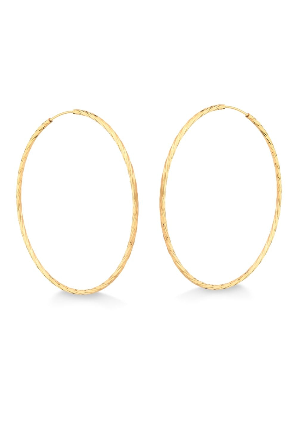 BRINCO DE ARGOLA FECHADA EM TUBO TORCIDO COM 6,5 CM DE DIÂMETRO FOLHEADO A OURO 18K