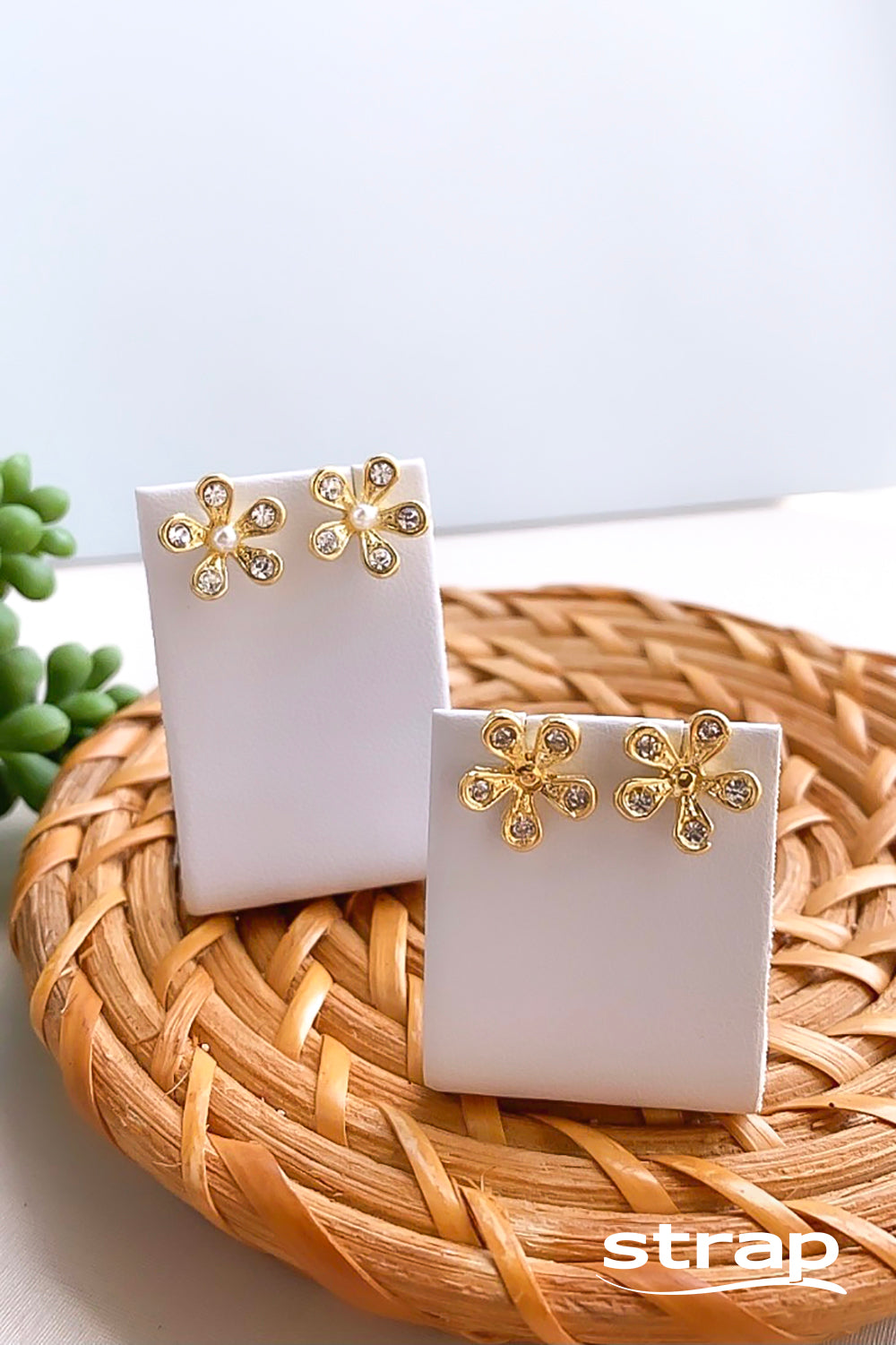 BRINCO MINI FLOR COM PÉROLA E STRASS FOLHEADO A OURO 18K