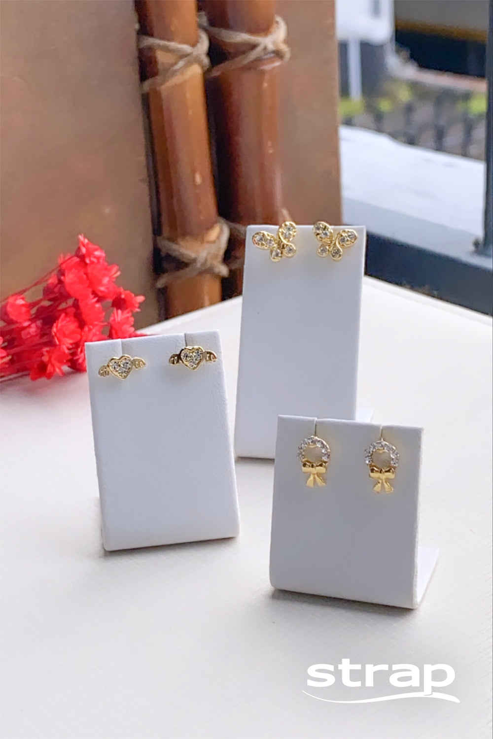 BRINCO MINI LAÇO COM STRASS FOLHEADO A OURO 18K