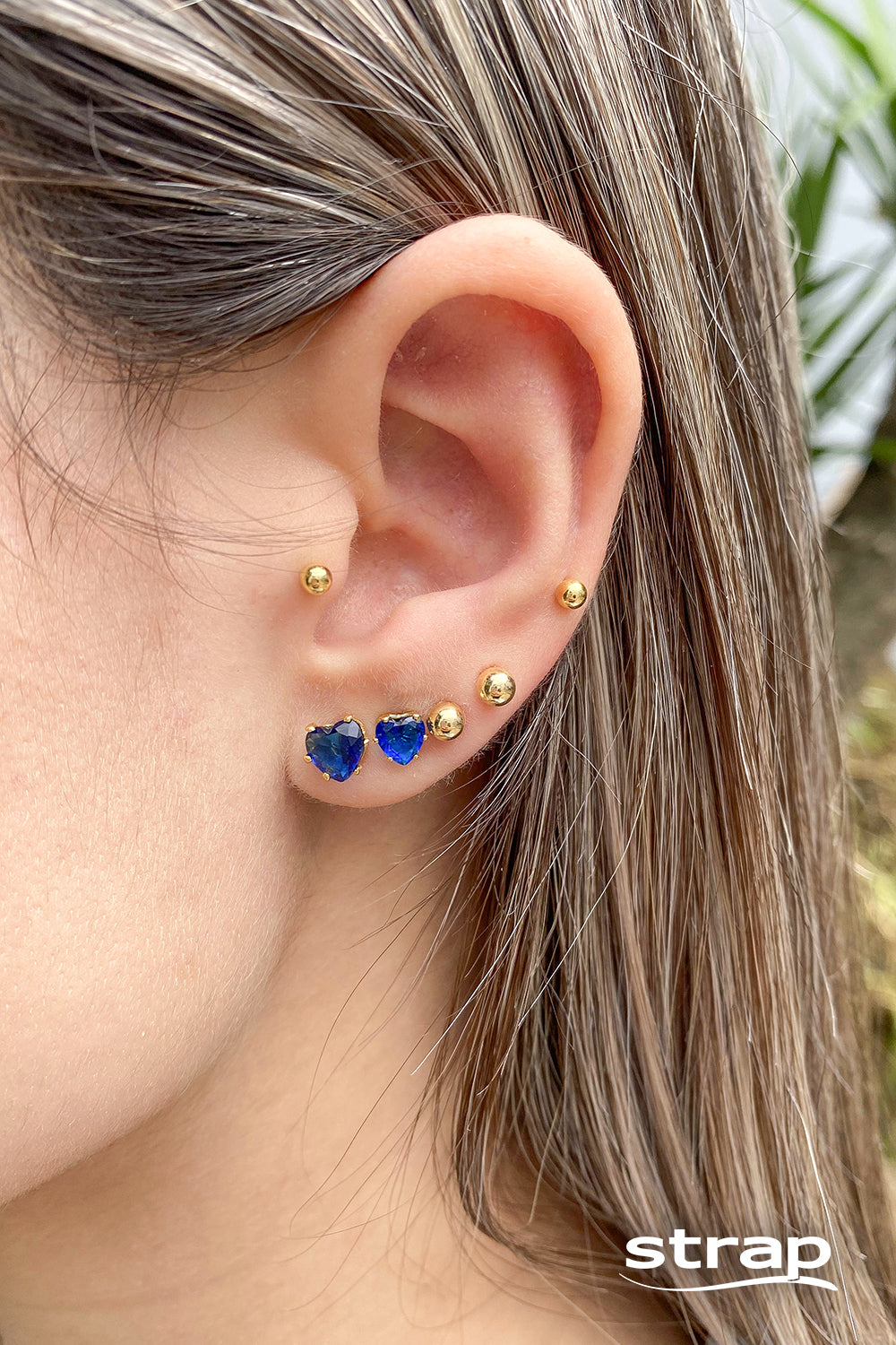 BRINCO MINI CORAÇÃO PEDRA AZUL MARINHO FOLHEADO A OURO 18K