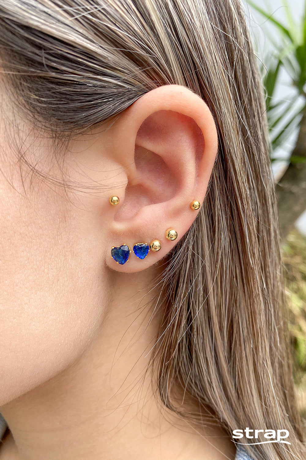 BRINCO CORAÇÃO PEDRA AZUL MARINHO FOLHEADO A OURO 18K
