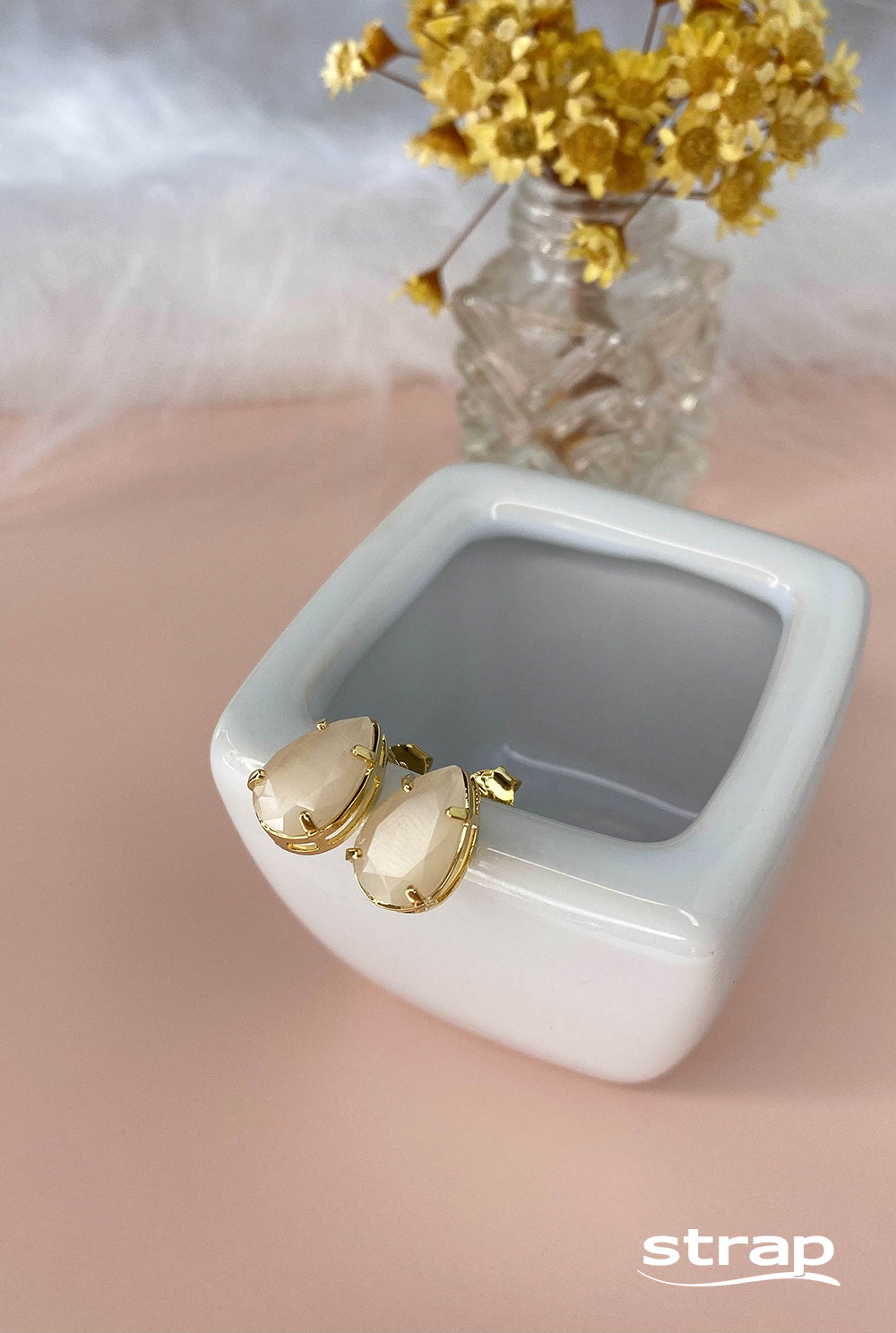 BRINCO DE PEDRA ACETINADA NUDE FOLHEADO A OURO 18K