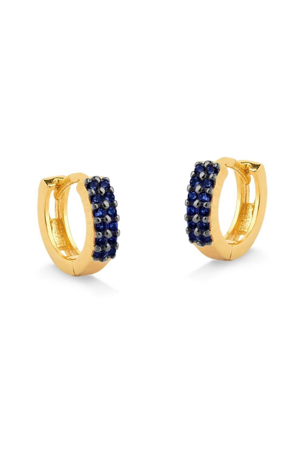 BRINCO DE ARGOLA COM 1 CM DE DIÂMETRO CRAVEJADA DE ZIRCÔNIAS AZUIS FOLHEADO A OURO 18K