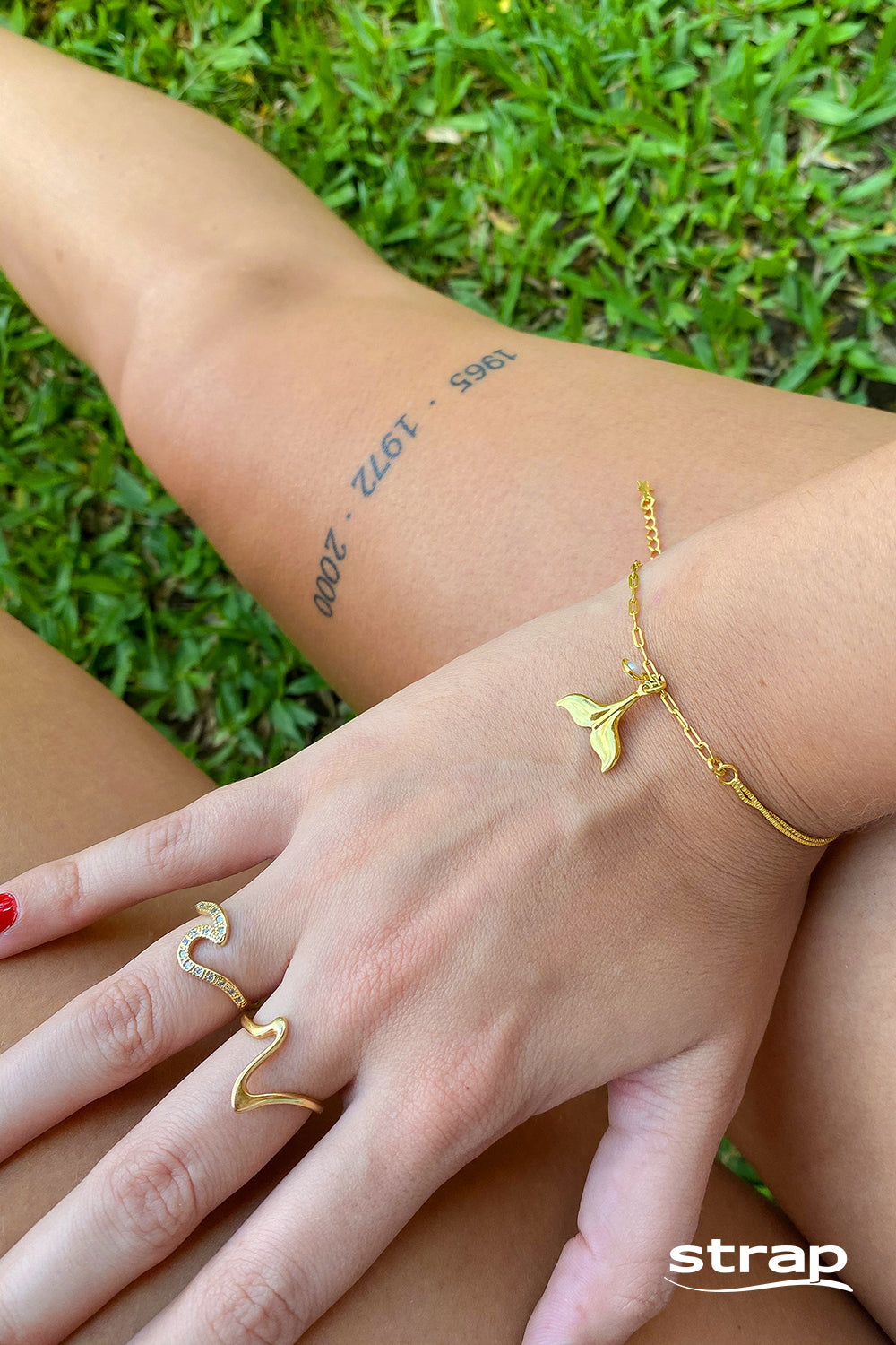ANEL ONDA DO MAR CRAVEJADA DE ZIRCÔNIA FOLHEADO A OURO 18K