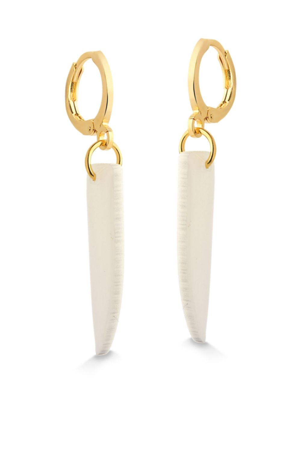 BRINCO DE ARGOLA COM PINGENTE DENTE DE SABRE EM ACRÍLICO PEROLADO