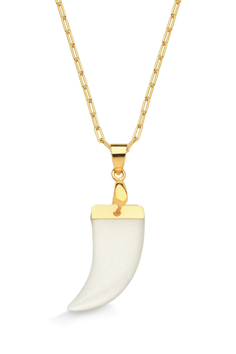 COLAR COM PINGENTE DENTE DE SABRE EM ACRÍLICO PEROLADO FOLHEADO A OURO 18K