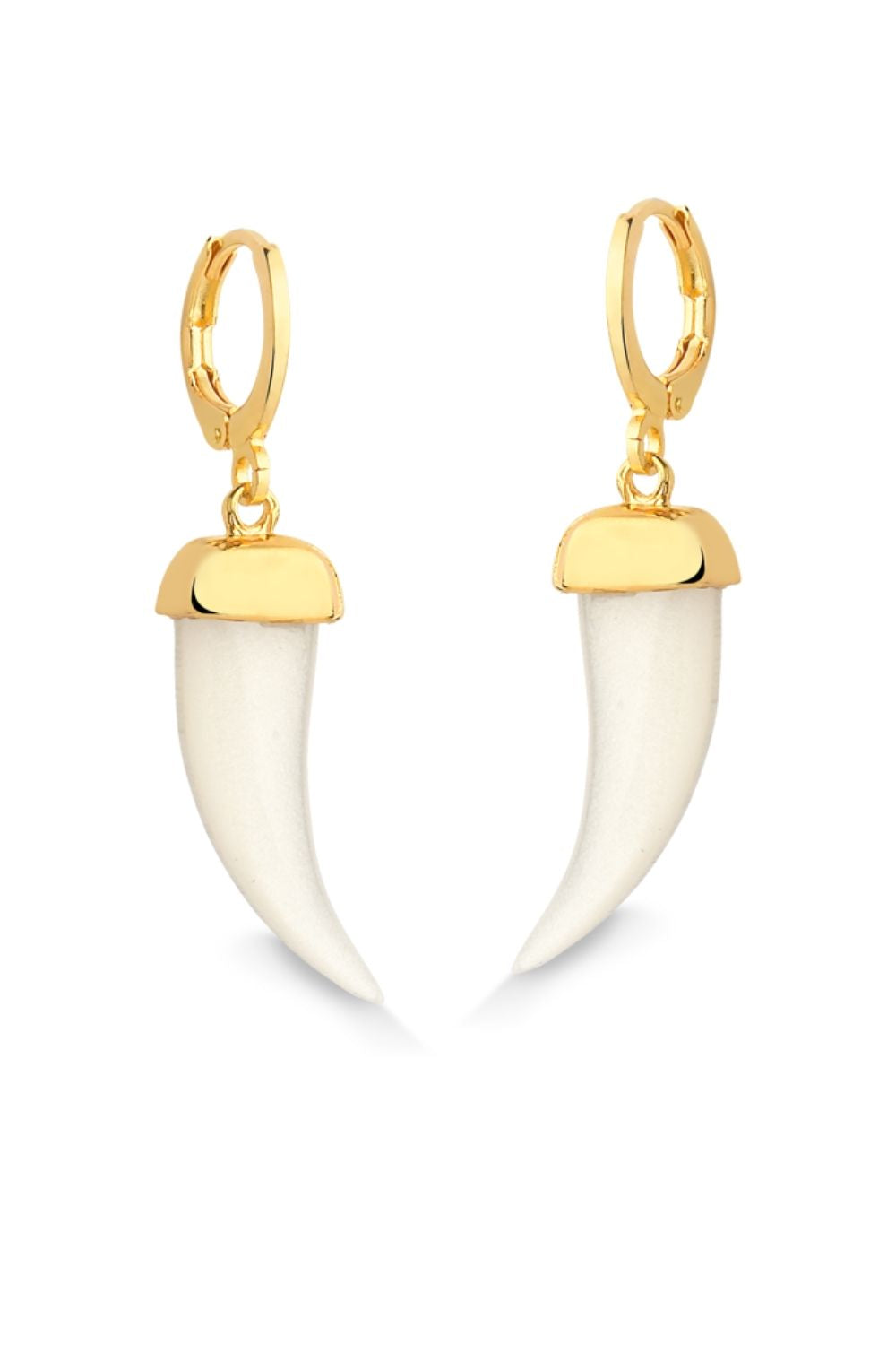 BRINCO DE ARGOLA COM PINGENTE DENTE DE SABRE EM ACRÍLICO PEROLADO GRANDE
