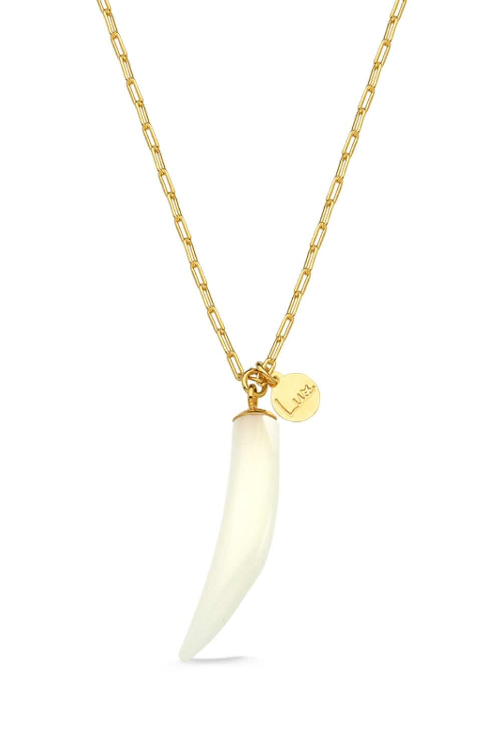COLAR LONGO COM PINGENTE DENTE DE SABRE EM MADRE PÉROLA FOLHEADO A OURO 18K