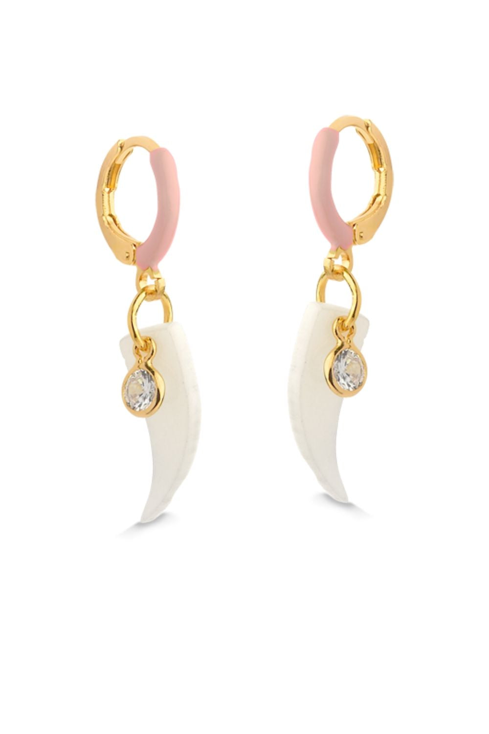 BRINCO DE ARGOLA COM DETALHE EM RESINA ROSA CLARO COM PINGENTE DENTE DE SABRE EM ACRÍLICO PEROLADO