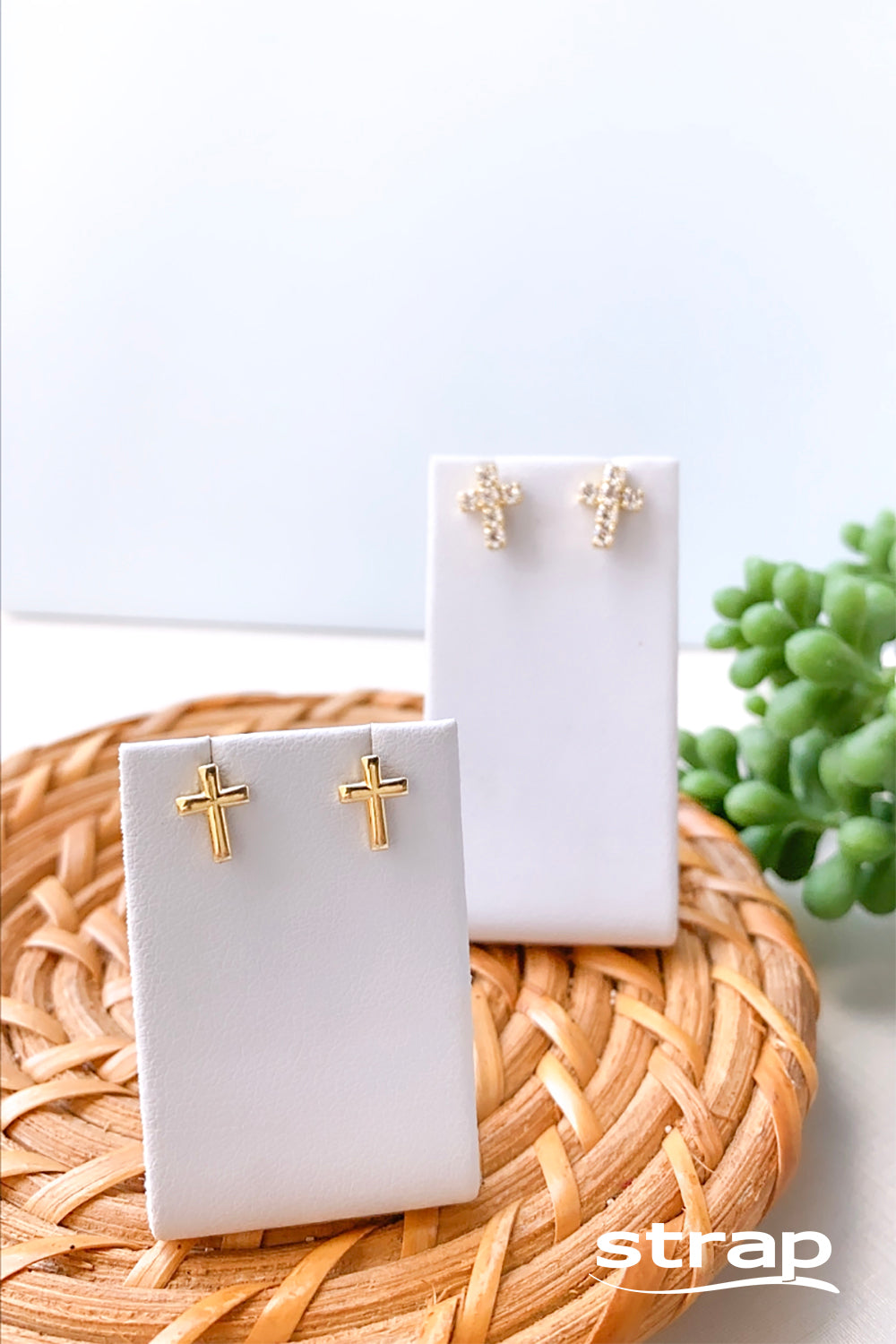 BRINCO MINI CRUCIFIXO FOLHEADO A OURO 18K