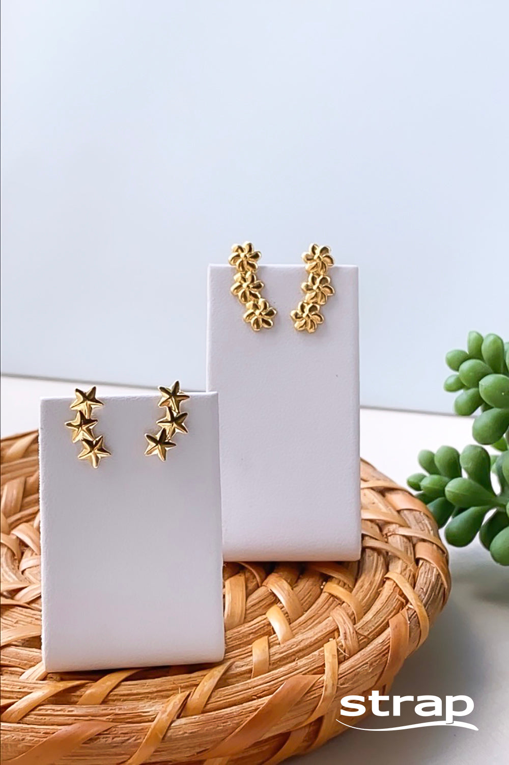 BRINCO MINI FLORES FOLHEADO A OURO 18K