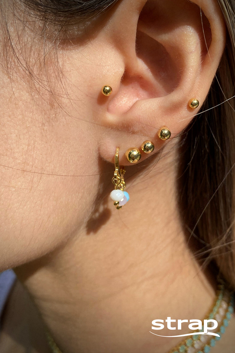 BRINCO DE ARGOLA FECHADA COM PEDRAS COLORIDAS FOLHEADO A OURO 18K