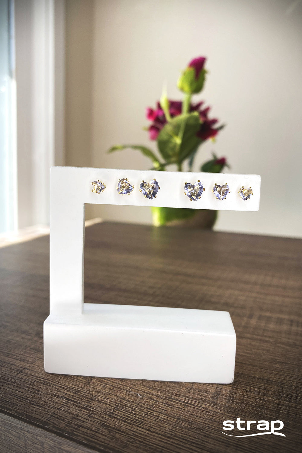 BRINCO TRIO DE CORAÇÕES EM ZIRCÔNIAS LILÁS FOLHEADO A OURO 18K
