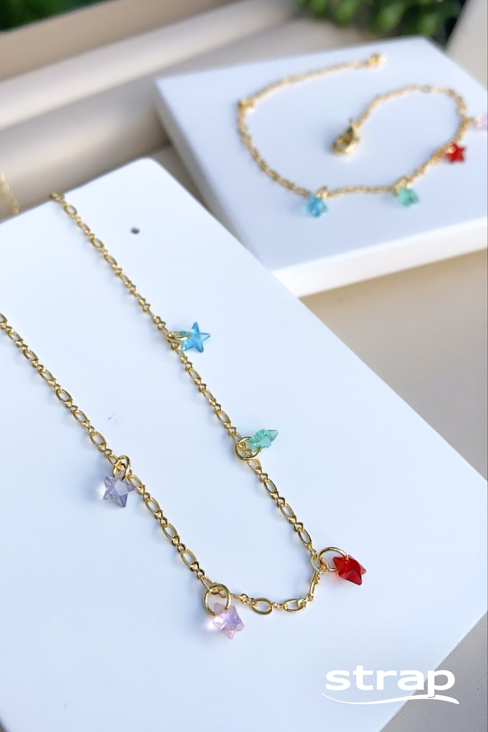 COLAR CHOKER COM PEDRAS COLORIDAS DE ESTRELAS FOLHEADO A OURO 18K