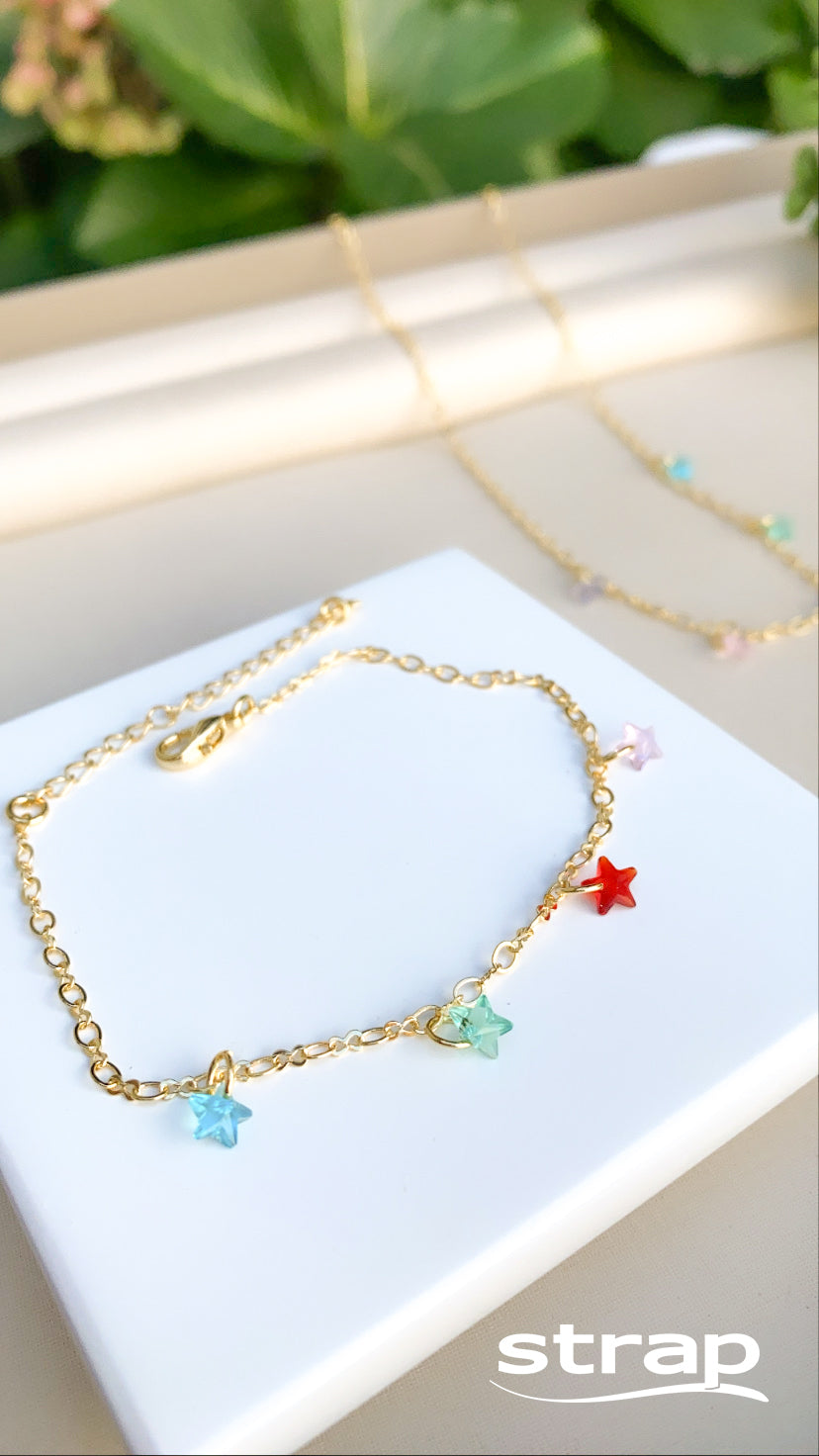 PULSEIRA COM PEDRAS DE ESTRELAS COLORIDAS FOLHEADO A OURO 18K