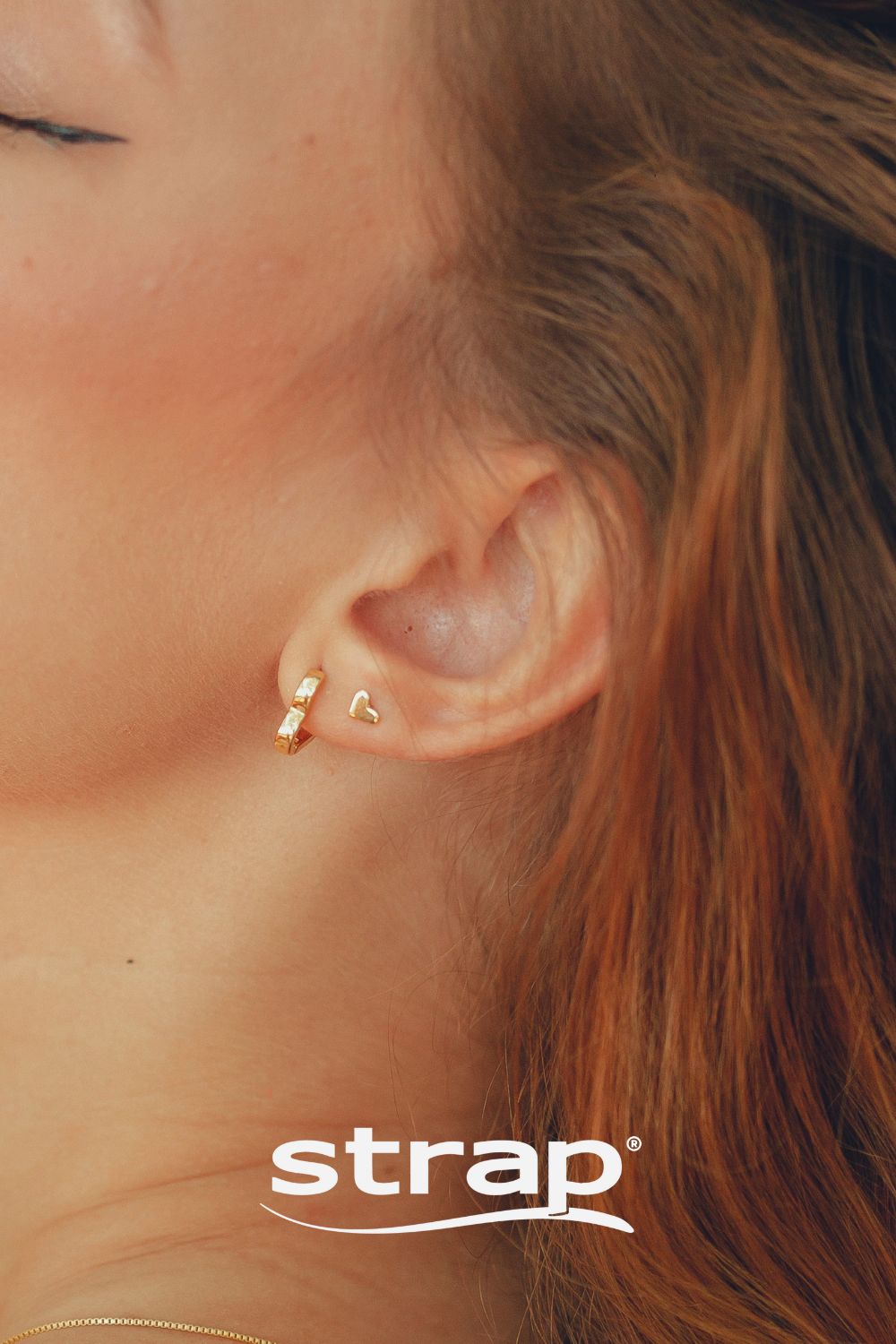 BRINCO DE ARGOLA DE CORAÇÃO LISO PEQUENO FOLHEADO A OURO 18K